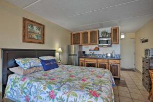 una camera con letto e cucina di Oceanfront St Augustine Studio with Pool Access! a St. Augustine