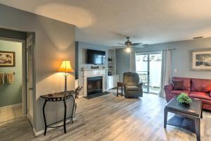 En sittgrupp på Chic St Simons Townhome with Patio and Pool Access!