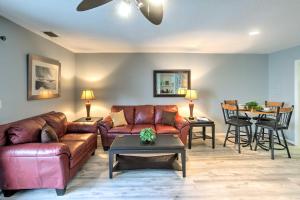 En sittgrupp på Chic St Simons Townhome with Patio and Pool Access!