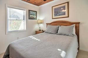 Кровать или кровати в номере Indian Shores Cottage with Cabana - Steps to Beach!