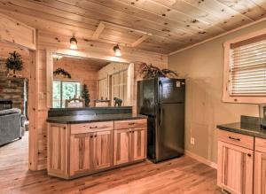 Kuchyň nebo kuchyňský kout v ubytování Hot Tub and Loft Mountain-View Sevierville Cabin + 16 fotografií