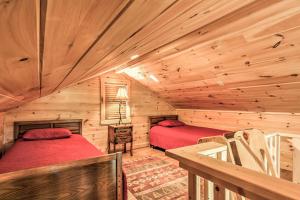 Postel nebo postele na pokoji v ubytování Hot Tub and Loft Mountain-View Sevierville Cabin
