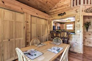 jadalnia z drewnianym stołem i krzesłami w obiekcie Private Sevierville Cabin with Mountain Views and Loft w mieście Sevierville