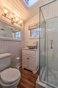 Bathroom sa Cozy Litchfield House with Fenced-In Yard and Fire Pit