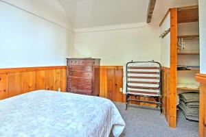 En eller flere senge i et værelse på Rustic Lakefront Retreat with Shared Dock and Beach!
