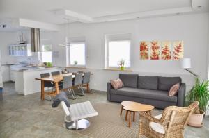 ein Wohnzimmer mit einem Sofa und einem Tisch in der Unterkunft Villa Berlin-Seehof in Teltow