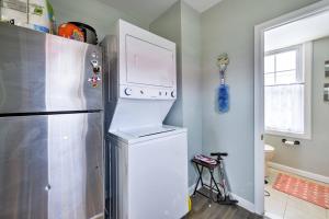 uma cozinha com um frigorífico e uma máquina de lavar e secar roupa em Charming Wildwood Hideaway with Private Pool and Deck! em Wildwood