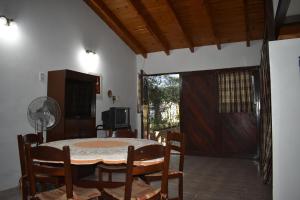 a dining room with a table and chairs and a television at Dos ruedas in Mina Clavero