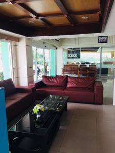 een woonkamer met een bank en een salontafel bij Cordial serviced apartment in Hua Hin
