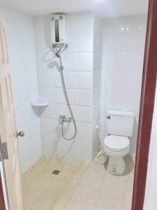 ein Bad mit einer Dusche und einem WC in der Unterkunft Cordial serviced apartment in Hua Hin