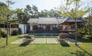 a house with a swimming pool in a yard at TiTi Villa in Bringkit