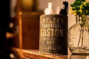 LifeHouse IPPO في أوتارو: زجاجة من الشمبانيا وزجاجة من النبيذ على طاولة