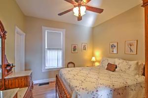 Säng eller sängar i ett rum på Central Colorado Springs Home with Alluring Backyard