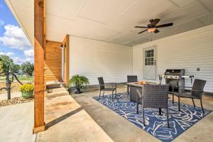 Un patio con mesa y sillas y parrilla. en Modern Abode with Patio about 1 Mi to Stockton Lake!, en Stockton