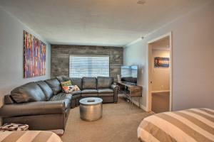 un soggiorno con divano in pelle e letto di Steamboat Springs Condo with Deck Less Than 1 Mile to Lifts! a Steamboat Springs