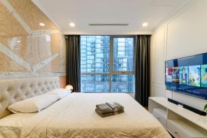 Giường trong phòng chung tại Vinhomes Central Park-Luxury Arpartment