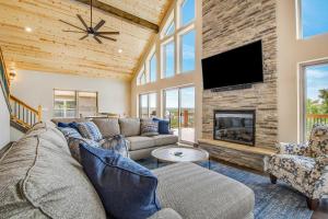 Imagen de la galería de Lavish Retreat with Decks, Steps to Table Rock Lake!, en Lampe