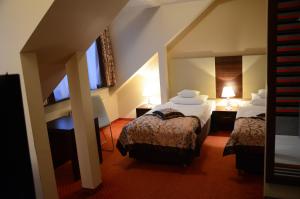 Agat Hotel في لودز: غرفة فندقية بسريرين ونافذة