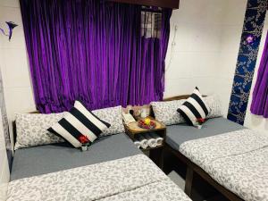 twee bedden in een kamer met paarse gordijnen bij Premium Lounge in Hong Kong