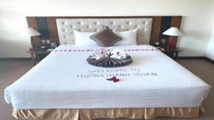 A bed or beds in a room at Muong Thanh Holiday Hoi An Hotel