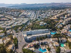 Nespecifikovaný výhled na destinaci Mugla nebo výhled na město při pohledu z rezortu