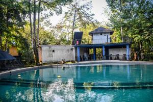 Piscina de la sau aproape de Ambalama Leisure Lounge