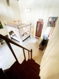 Habitación con escalera y mesa de cristal. en Tradisi Villas, en Amed