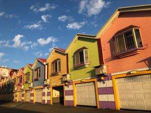 uma fila de casas pintadas com cores diferentes em Sydney Motel em Tucheng