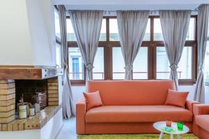 ein Wohnzimmer mit einem Sofa und einem Kamin in der Unterkunft Minotavros Cozy Apartment in Heraklion in Iraklio