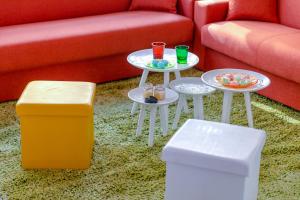 - un salon avec deux tables et un canapé dans l'établissement Minotavros Cozy Apartment in Heraklion, à Héraklion 34 autres photos