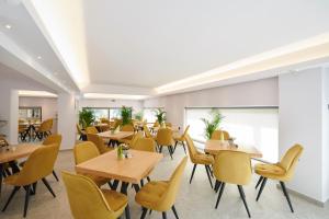 Reštaurácia alebo iné gastronomické zariadenie v ubytovaní Meni Hotel & Apartments