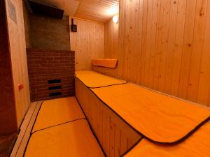 eine Sauna mit Holzverkleidung und gemauertem in der Unterkunft Narita Tobu Hotel Airport in Narita + 37 Fotos
