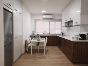 - une cuisine avec une table et des chaises dans la chambre dans l'établissement Nemesis, à Larnaka