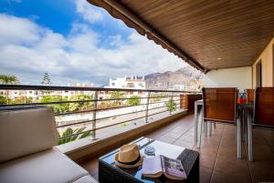 a balcony with a view of the mountains at Apartamentos Balcon de Los Gigantes in Puerto de Santiago