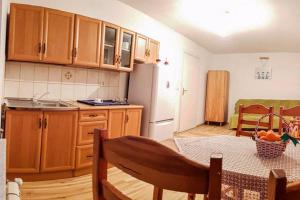 扎科帕内Apartament w CENTRUM Zakopanego的厨房配有木制橱柜、餐桌和用餐室