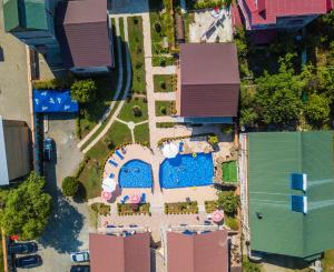 een uitzicht over een zwembad in een resort bij Hotel Chero in Kobuleti