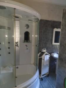 łazienka z prysznicem i białą toaletą w obiekcie Hotel Napoleon-Cuore w mieście Qualiano