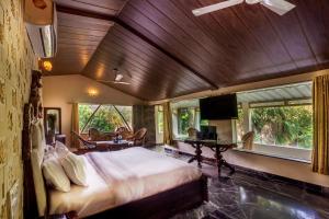 TV a/nebo společenská místnost v ubytování Lohagarh Corbett Resort