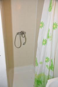 een douche met een douchegordijn en een douchekop bij Privat Alexandra in Liptovský Mikuláš +35 foto's