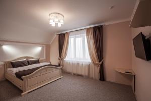 a bedroom with a bed and a window at Золота Гора in Starunya