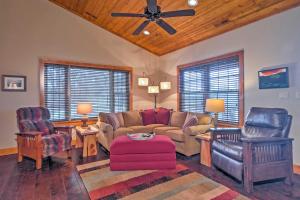 - un salon avec un canapé, des chaises et un ventilateur de plafond dans l'établissement Beautiful Makanda Cabin in Shawnee National Forest, à Makanda