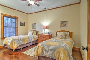 Tempat tidur dalam kamar di Beautiful Makanda Cabin in Shawnee National Forest
