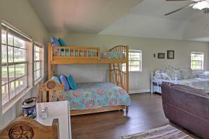 Poschodová posteľ alebo postele v izbe v ubytovaní Plantersville Cabin on 50 Acres with Pond and Fire Pit