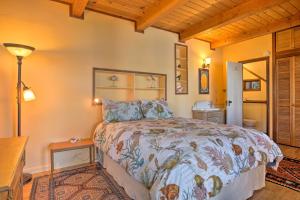 Ένα ή περισσότερα κρεβάτια σε δωμάτιο στο Hillside Home with Deck and Views of Tomales Bay!