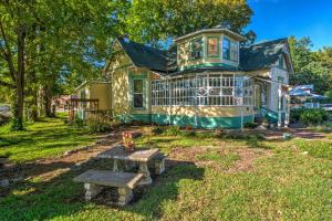 Gallery image of Russellville House with Garden - Walk to Main Street in Russellville