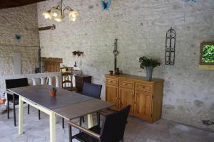 ein Esszimmer mit einem Tisch und Stühlen in der Unterkunft la perle du lot gite 5 places in Castelnau-de-Montratier