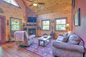 uma sala de estar com um sofá e uma lareira em Scenic Fox Ridge Cabin on 4 Acres with Hot Tub! em Whittier