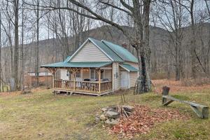 Imagen de la galería de Cozy Bakers Mills Cottage Less Than 8 Mi to Gore Mountain!, en Bakers Mills