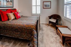 Ένα ή περισσότερα κρεβάτια σε δωμάτιο στο Serene Bungalow-Style Home in Point Reyes Station!