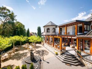 una gran casa con un patio con una fuente en Naturresort Tannenhof GmbH en Großmaischeid